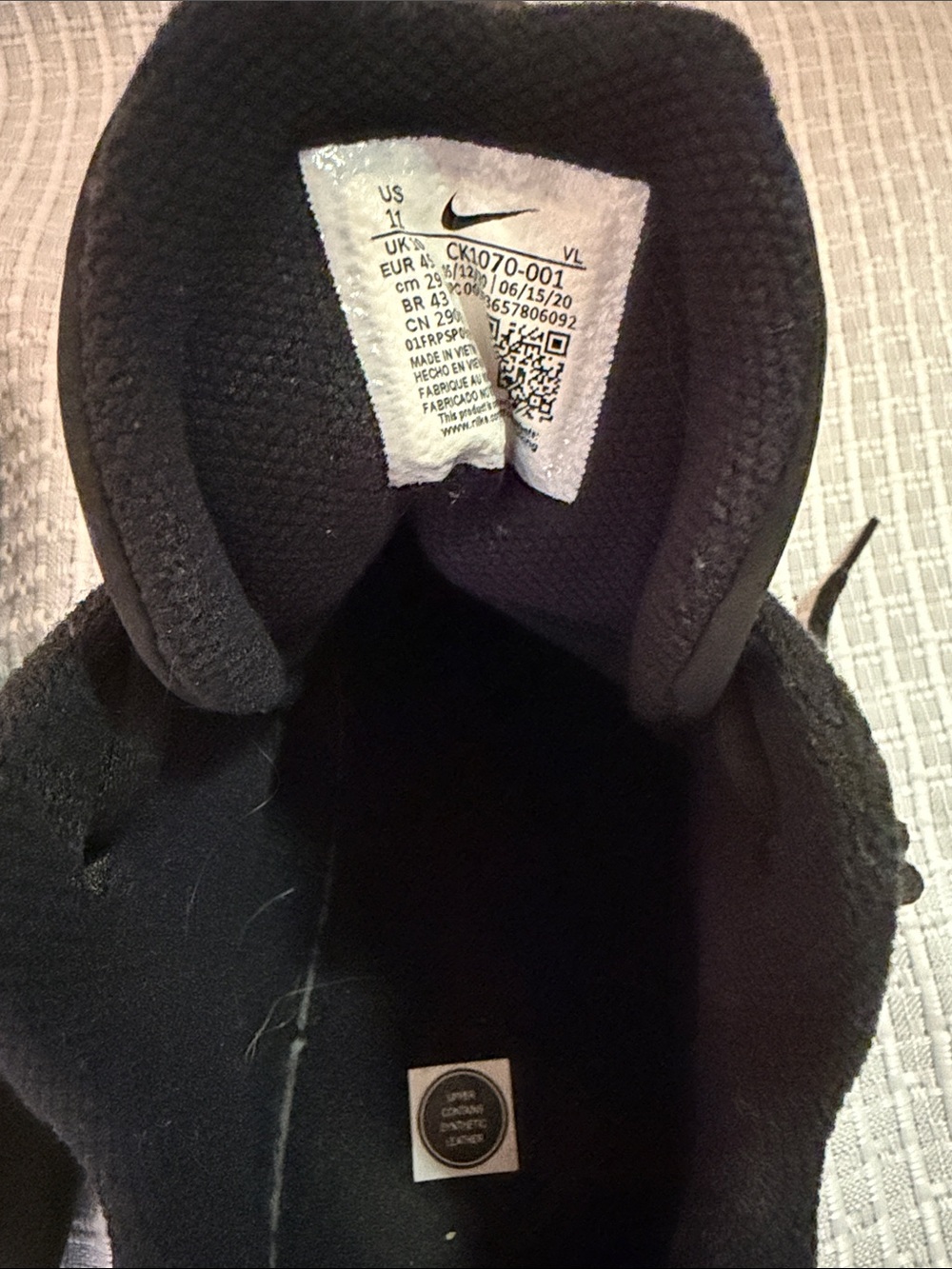 Nike Men's All-Black Lightweight Training Sneakers - Picture 5 of 5